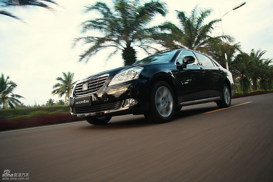 丰田新皇冠试驾实拍图动态