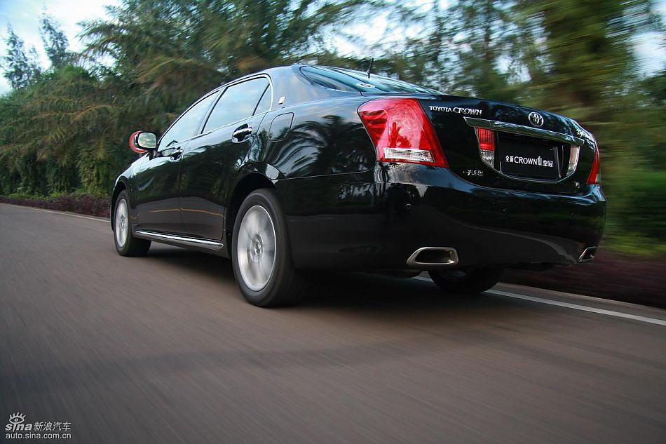 丰田新皇冠试驾实拍图动态