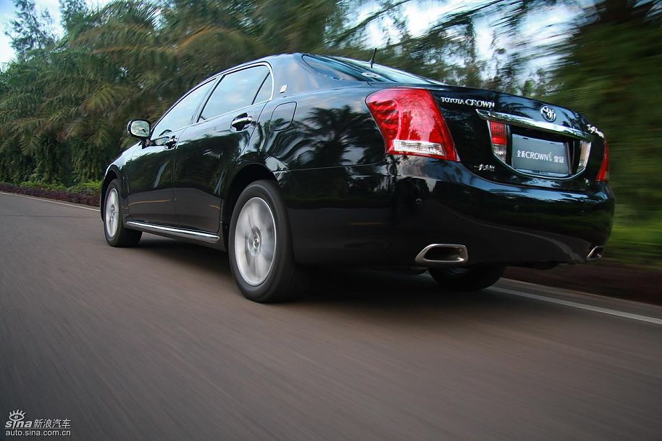 丰田新皇冠试驾实拍图动态