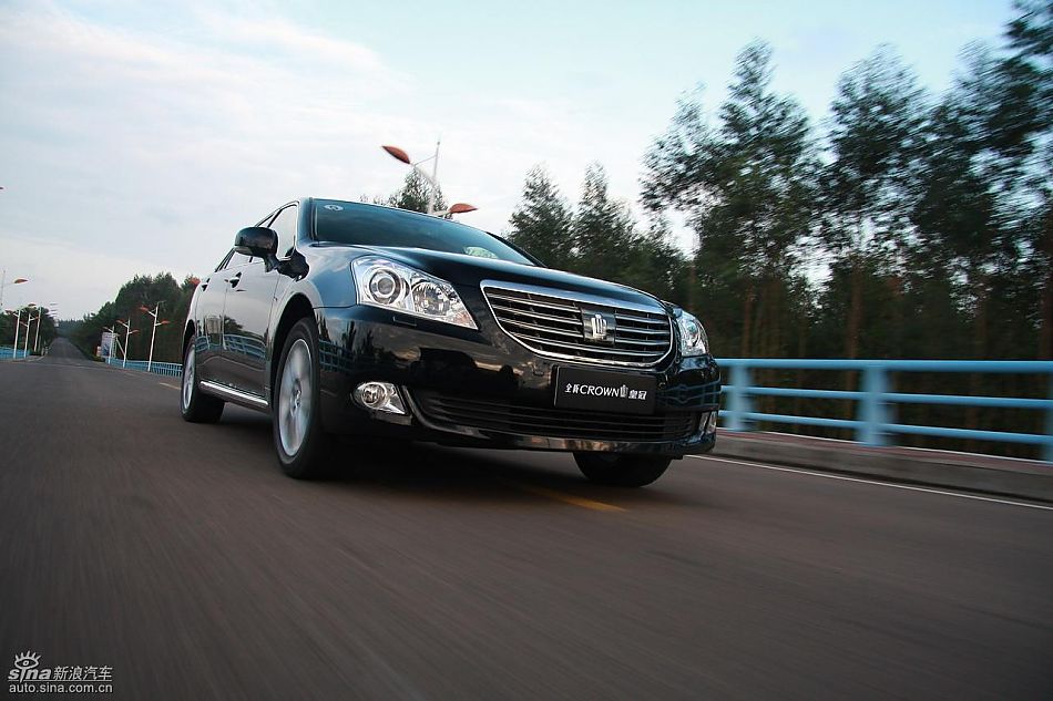 丰田新皇冠试驾实拍图动态