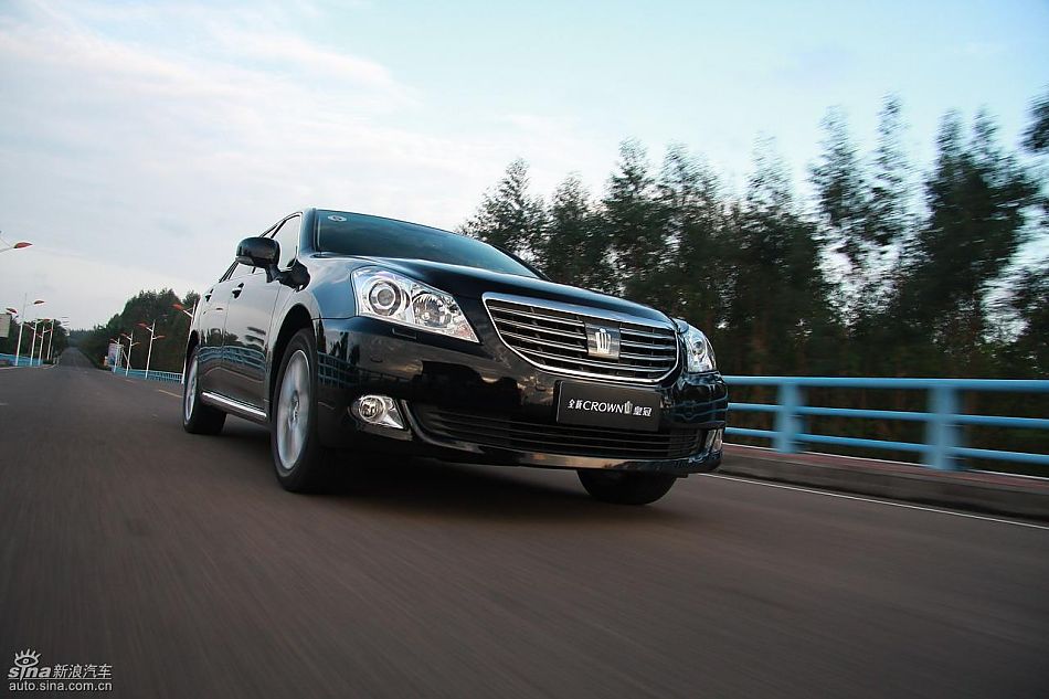 丰田新皇冠试驾实拍图动态