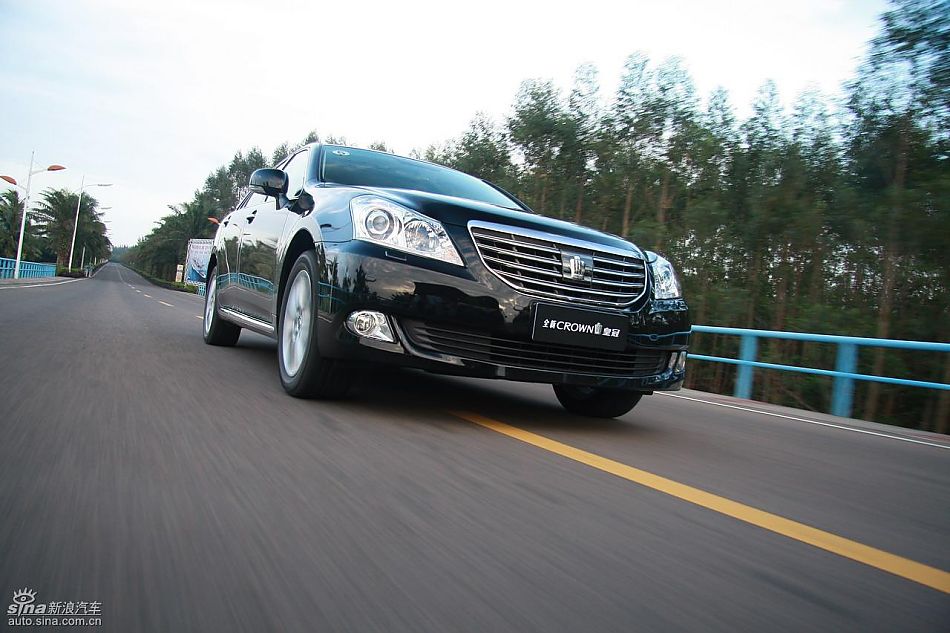 丰田新皇冠试驾实拍图动态