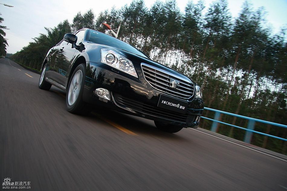 丰田新皇冠试驾实拍图动态