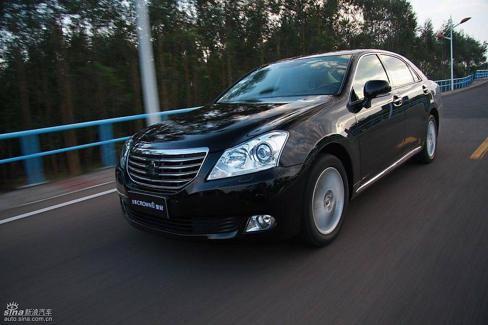 丰田新皇冠试驾实拍图动态