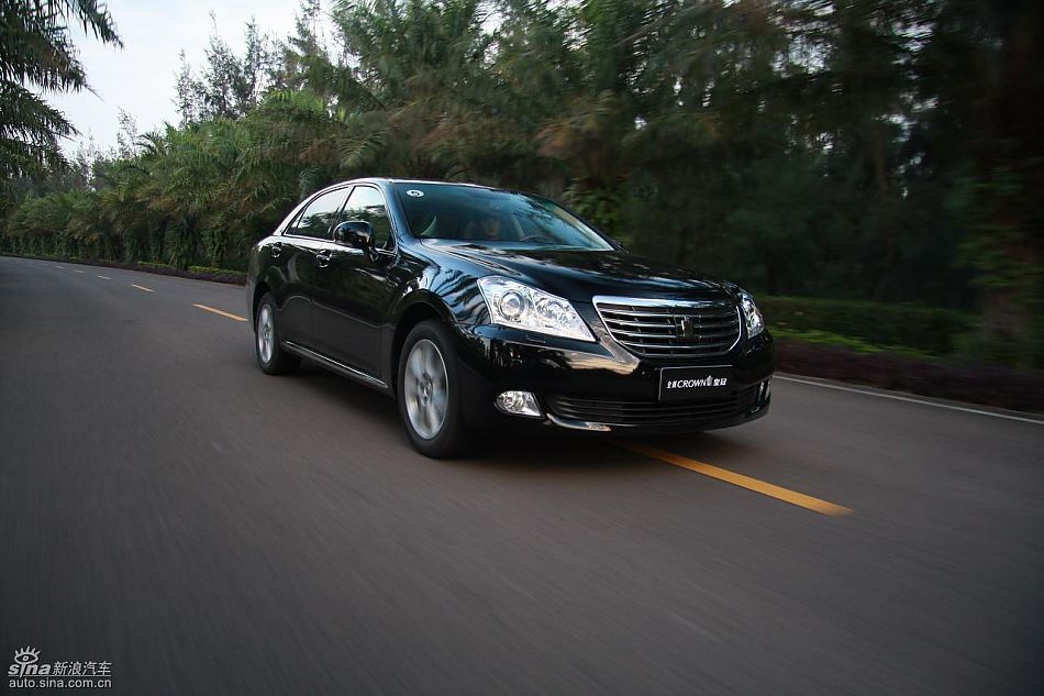 丰田新皇冠试驾实拍图动态