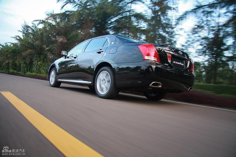 丰田新皇冠试驾实拍图动态