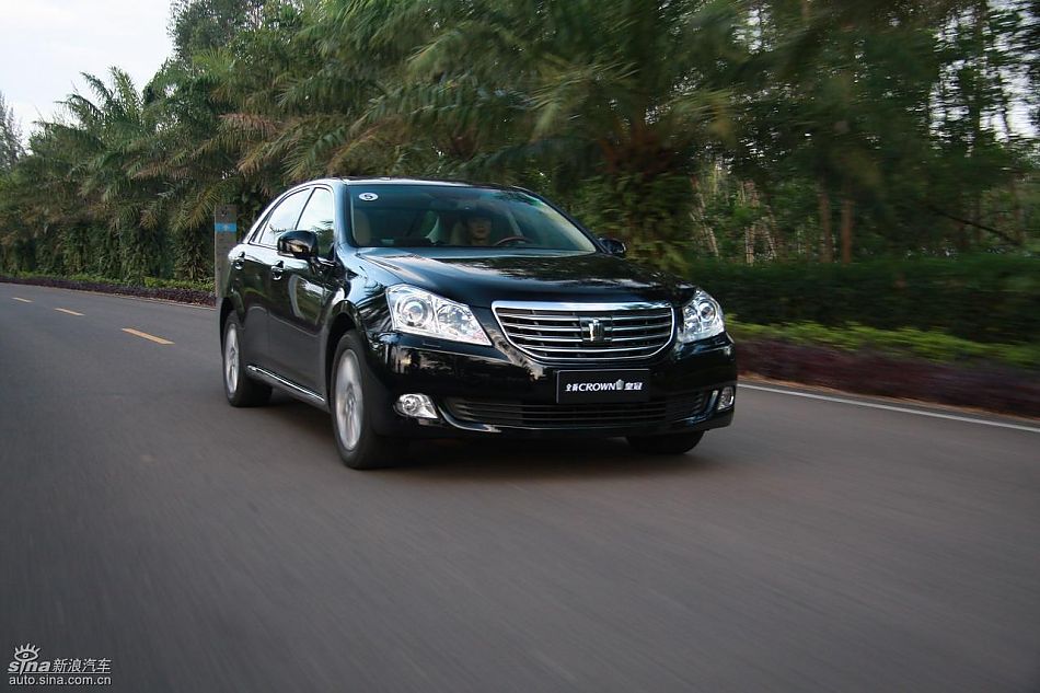 丰田新皇冠试驾实拍图动态