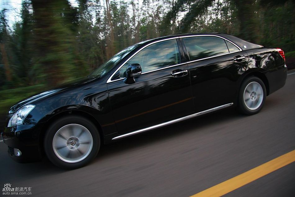 丰田新皇冠试驾实拍图动态