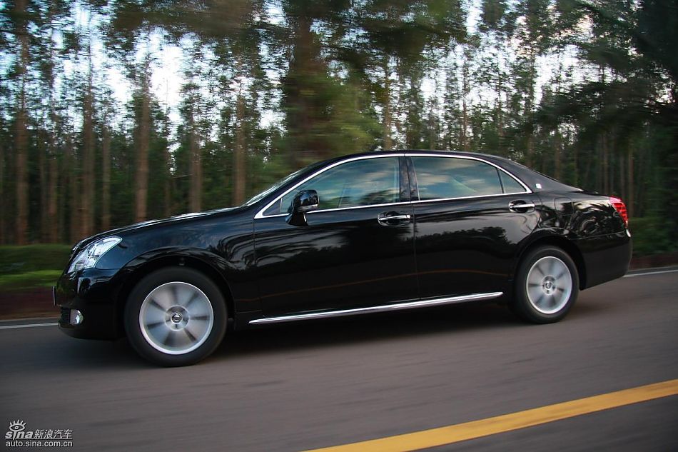 丰田新皇冠试驾实拍图动态