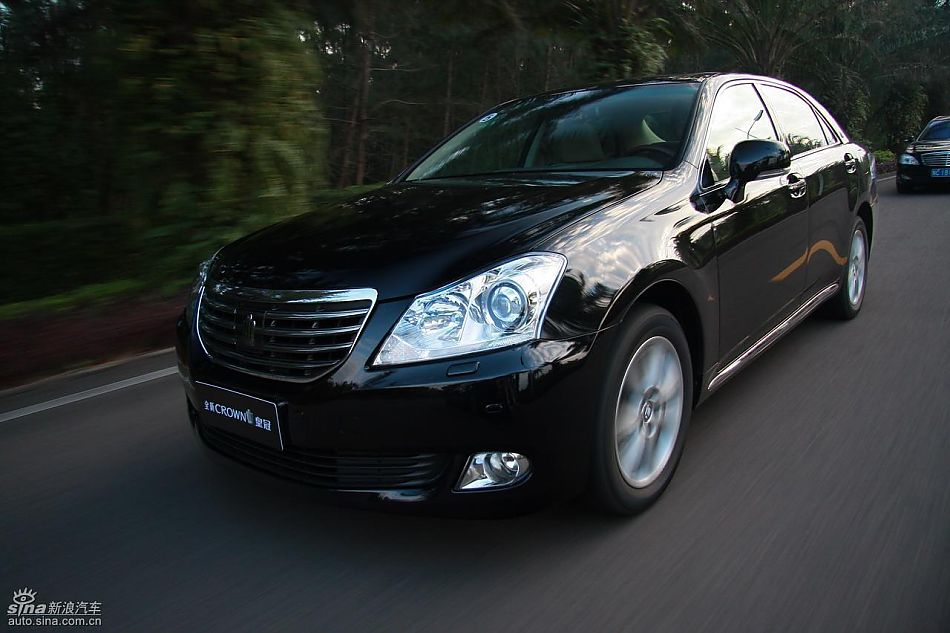 丰田新皇冠试驾实拍图动态