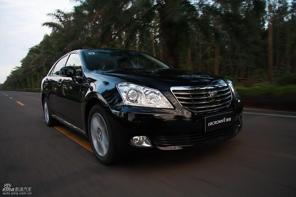 丰田新皇冠试驾实拍图动态