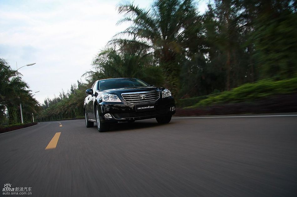 丰田新皇冠试驾实拍图动态