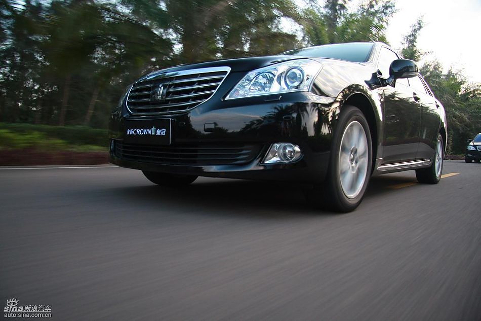 丰田新皇冠试驾实拍图动态