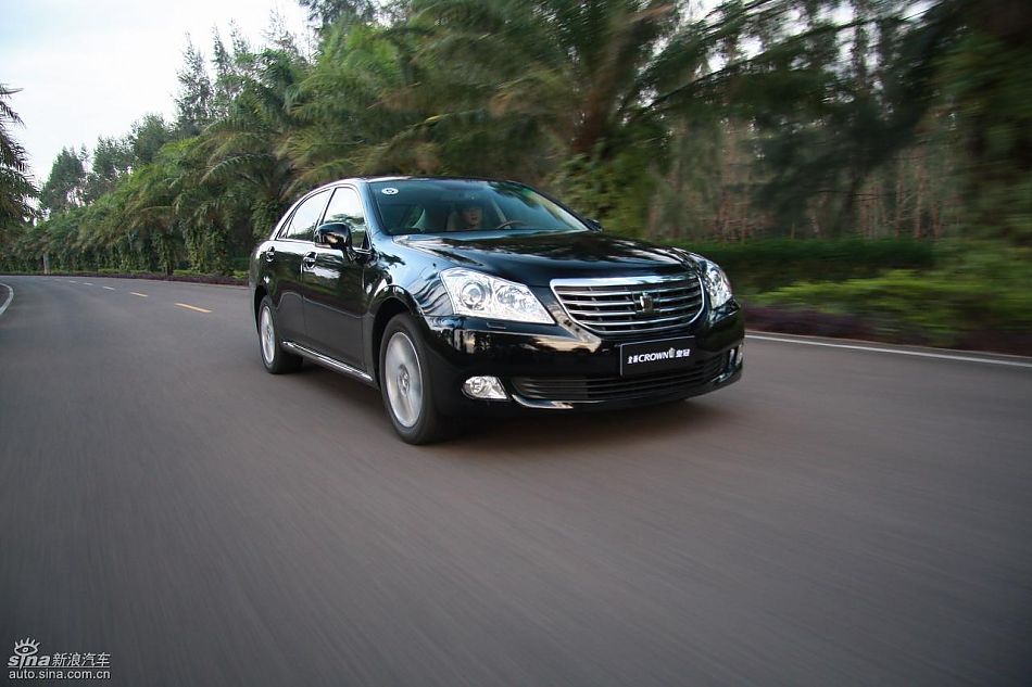 丰田新皇冠试驾实拍图动态