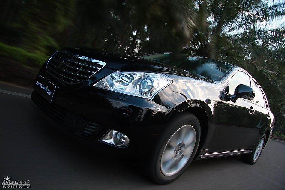 丰田新皇冠试驾实拍图动态