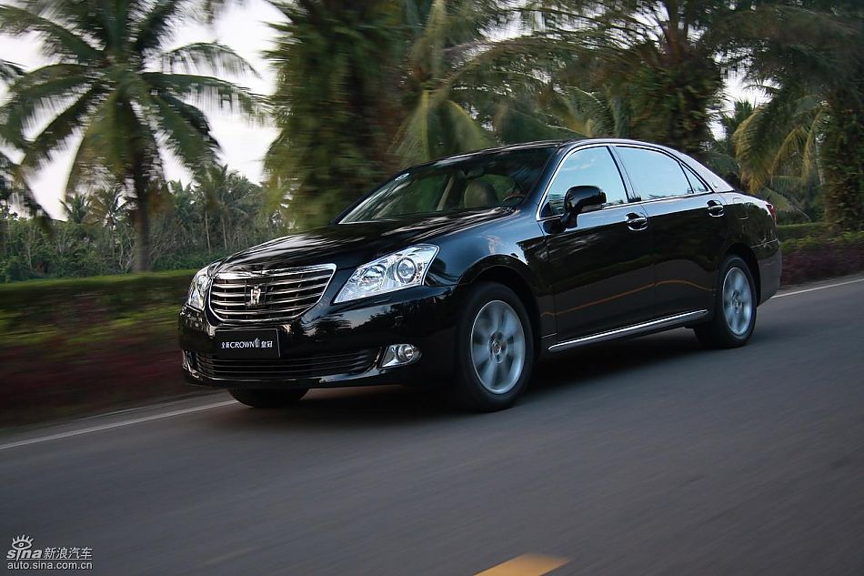 丰田新皇冠试驾实拍图动态