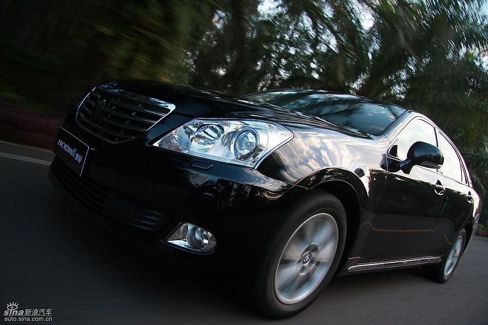 丰田新皇冠试驾实拍图动态