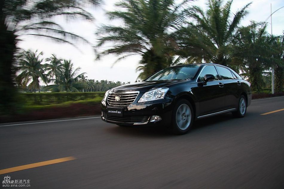 丰田新皇冠试驾实拍图动态