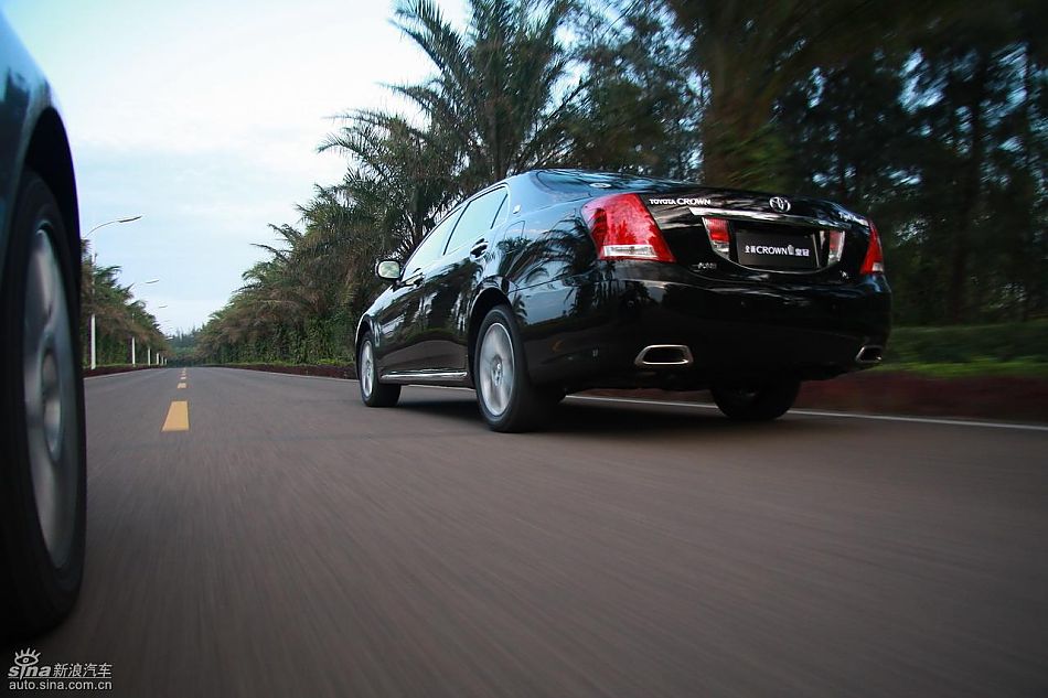 丰田新皇冠试驾实拍图动态