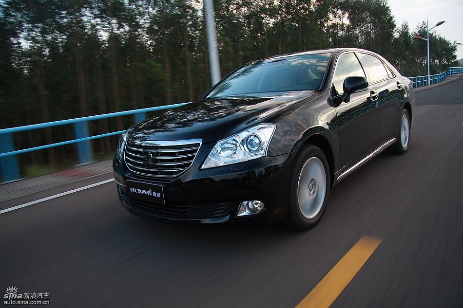 丰田新皇冠试驾实拍图动态