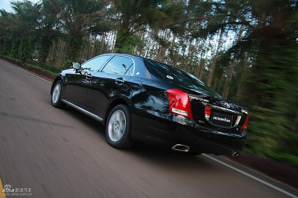 丰田新皇冠试驾实拍图动态