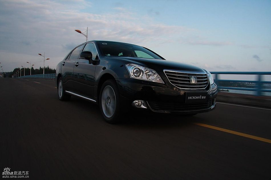 丰田新皇冠试驾实拍图动态