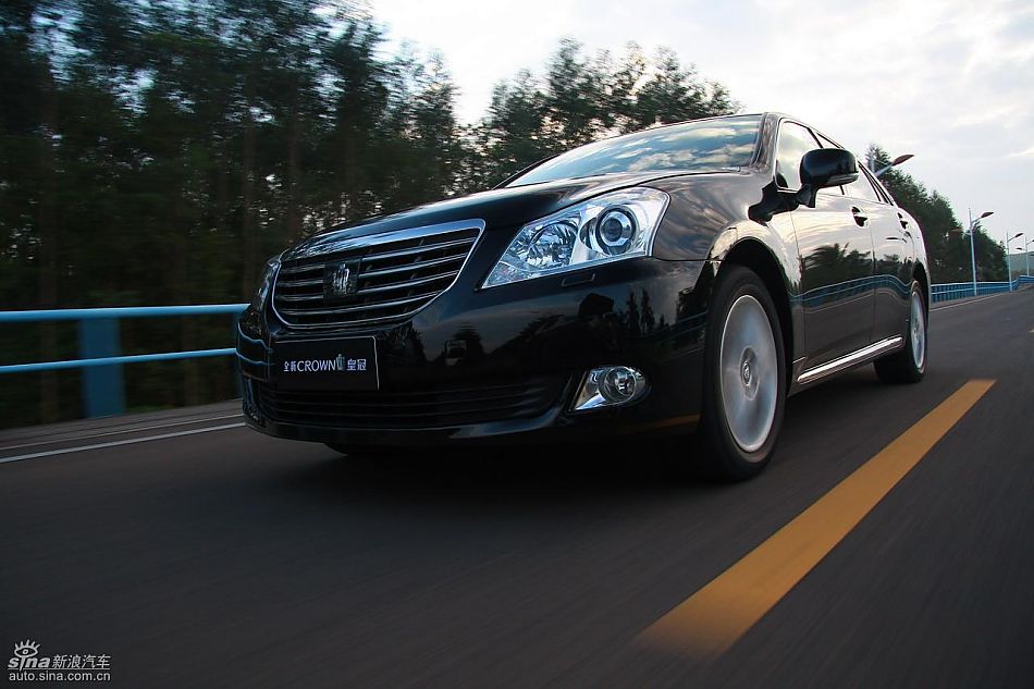 丰田新皇冠试驾实拍图动态