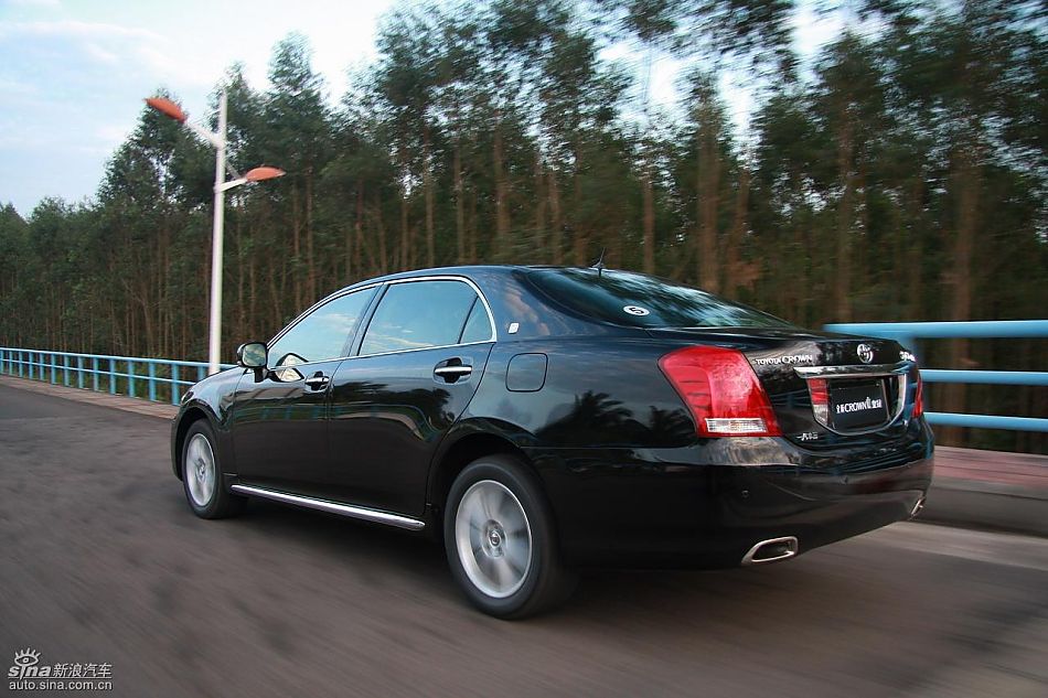丰田新皇冠试驾实拍图动态