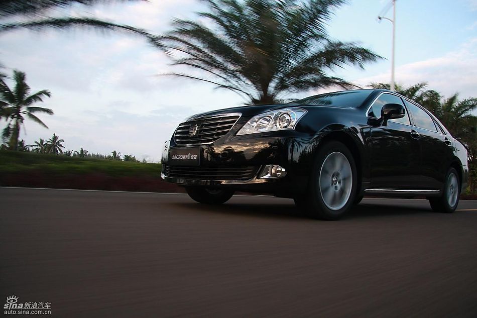 丰田新皇冠试驾实拍图动态