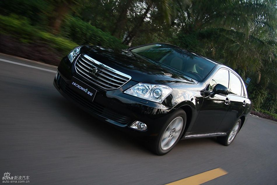 丰田新皇冠试驾实拍图动态