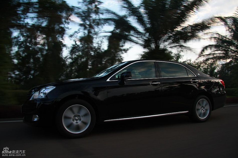 丰田新皇冠试驾实拍图动态