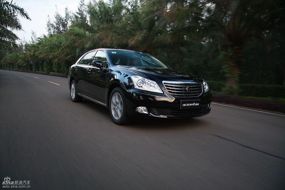 丰田新皇冠试驾实拍图动态