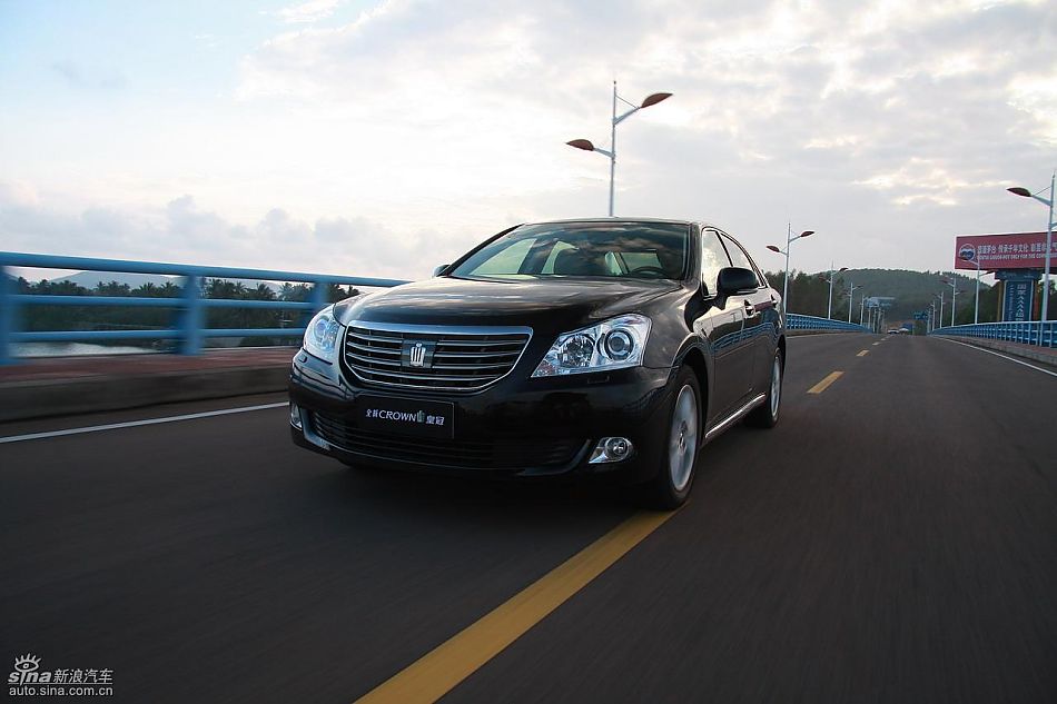 丰田新皇冠试驾实拍图动态