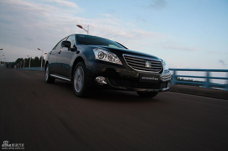 丰田新皇冠试驾实拍图动态