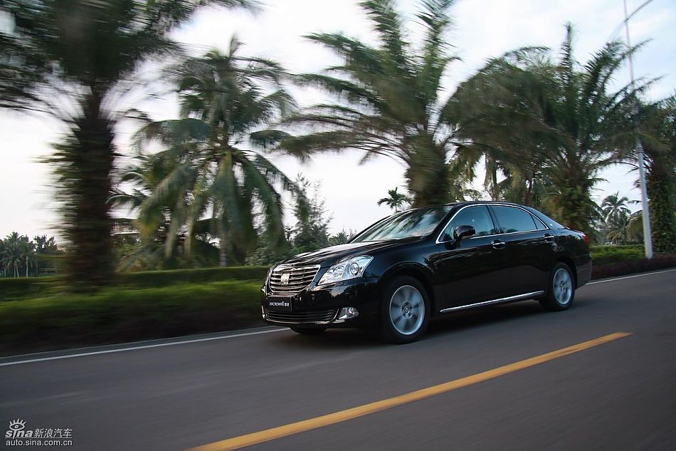 丰田新皇冠试驾实拍图动态