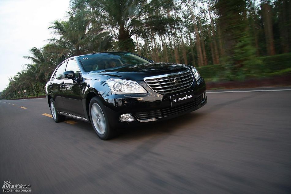 丰田新皇冠试驾实拍图动态