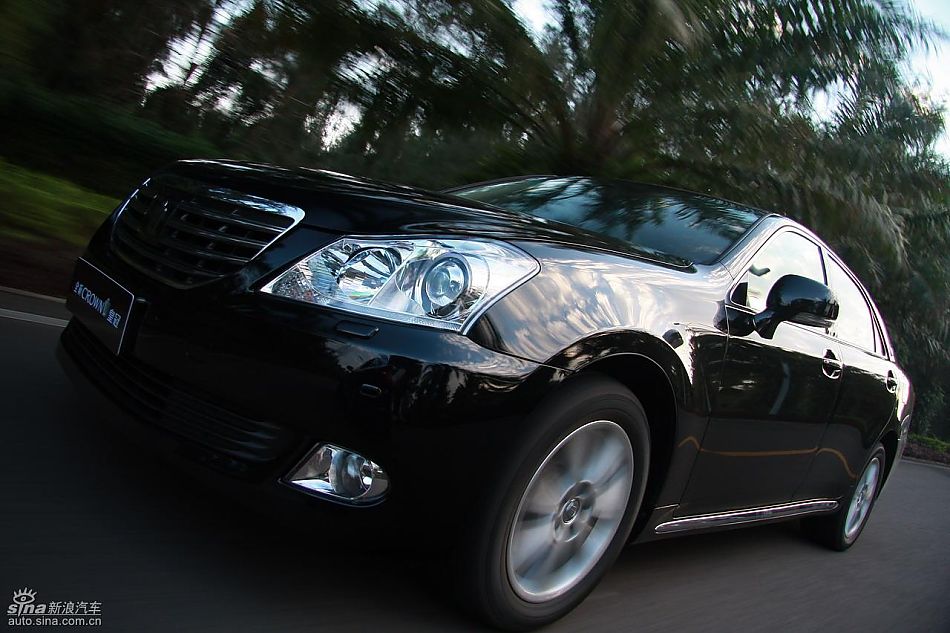 丰田新皇冠试驾实拍图动态