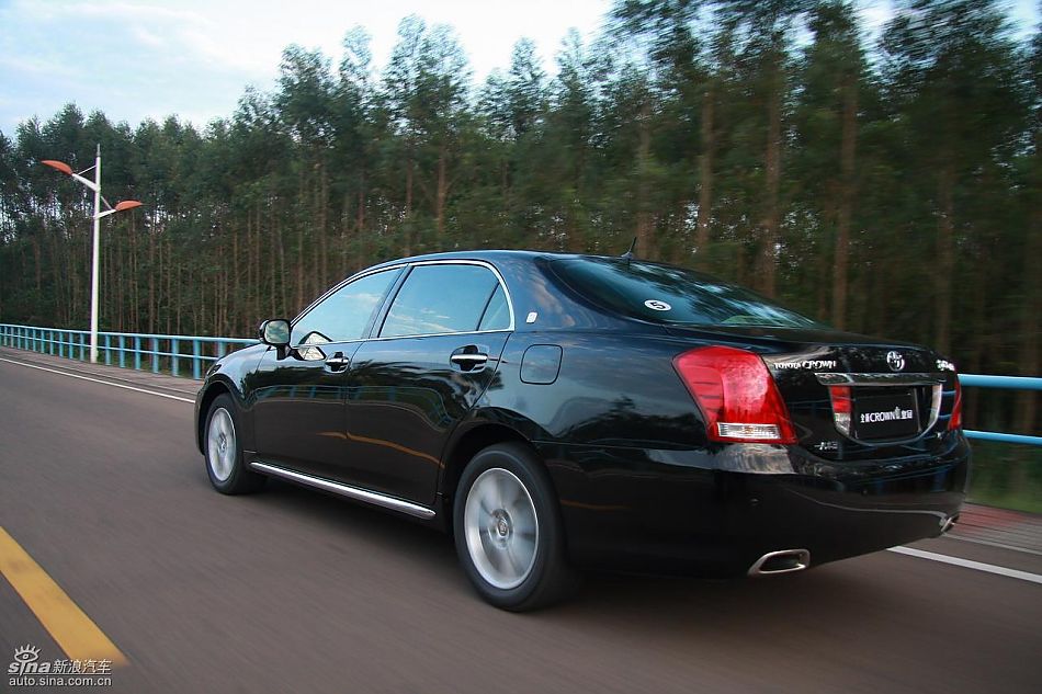 丰田新皇冠试驾实拍图动态