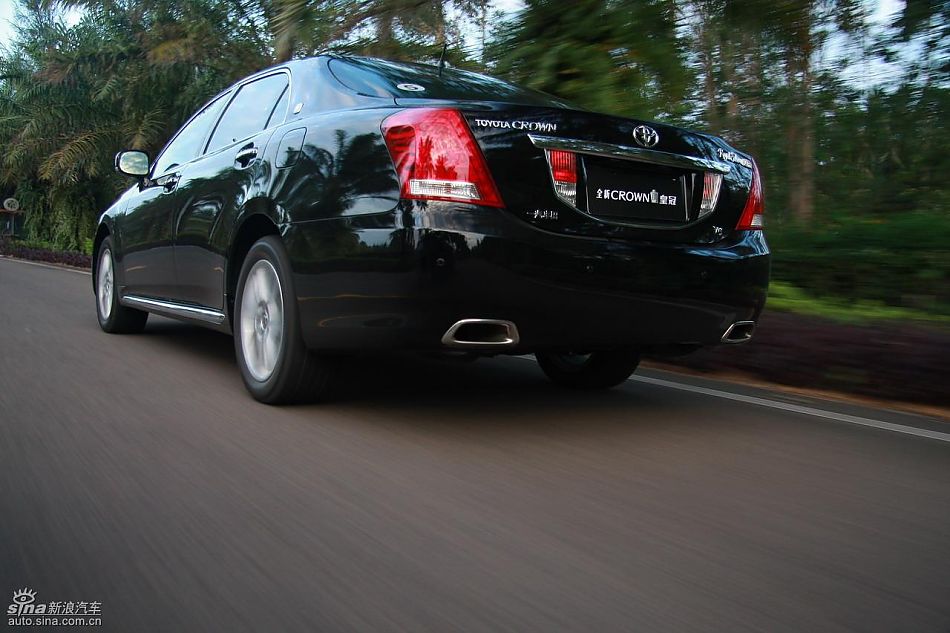 丰田新皇冠试驾实拍图动态