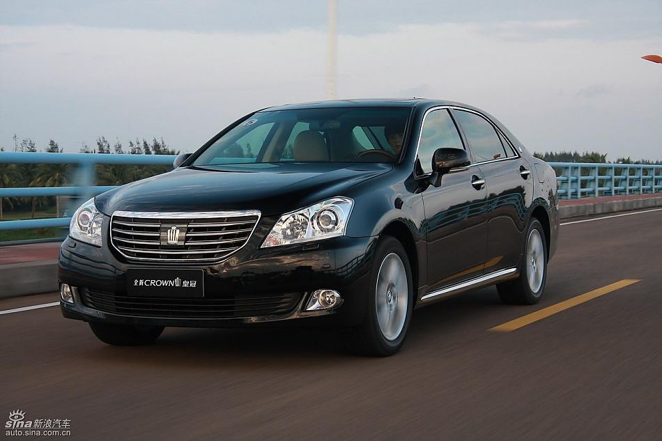 丰田新皇冠试驾实拍图动态