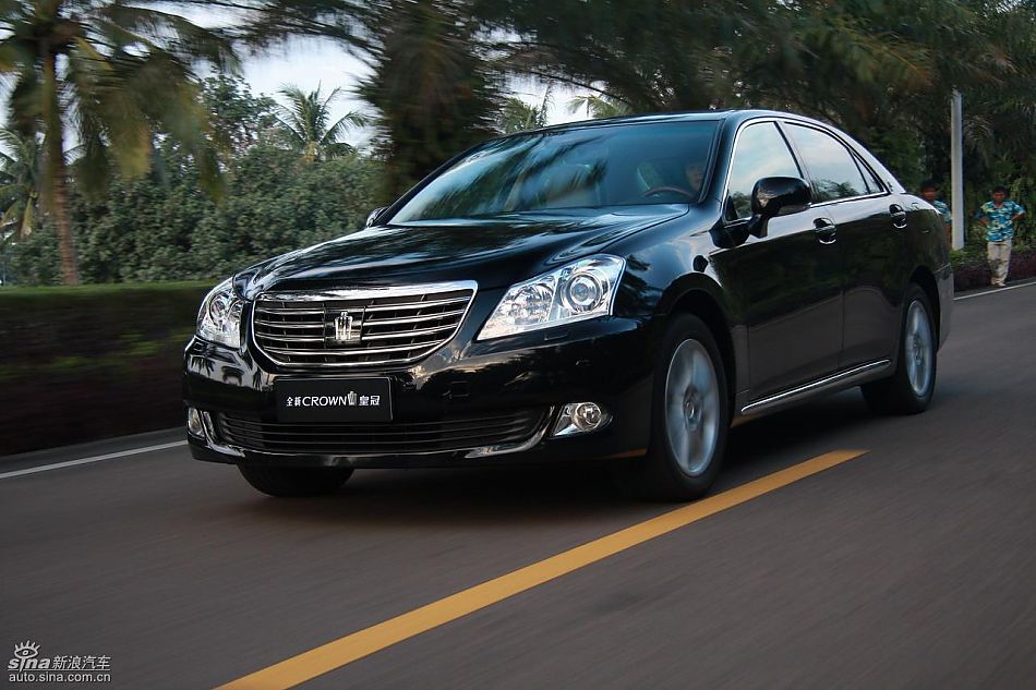 丰田新皇冠试驾实拍图动态