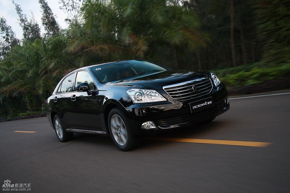 丰田新皇冠试驾实拍图动态