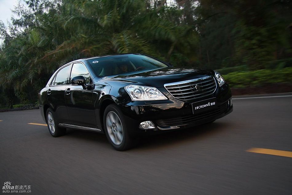 丰田新皇冠试驾实拍图动态