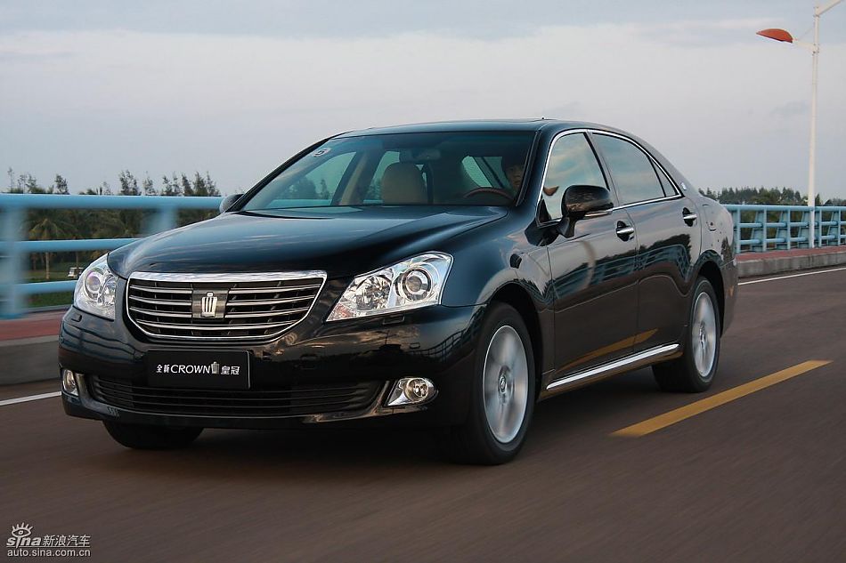 丰田新皇冠试驾实拍图动态