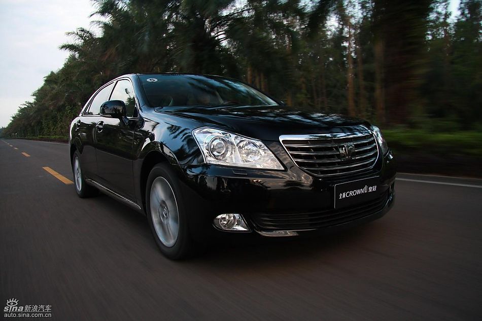 丰田新皇冠试驾实拍图动态