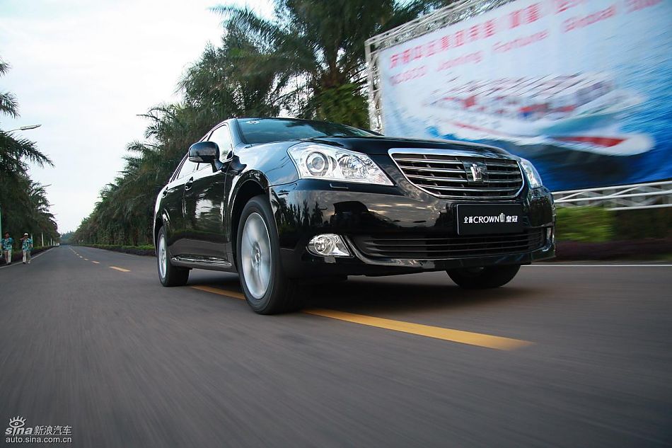 丰田新皇冠试驾实拍图动态