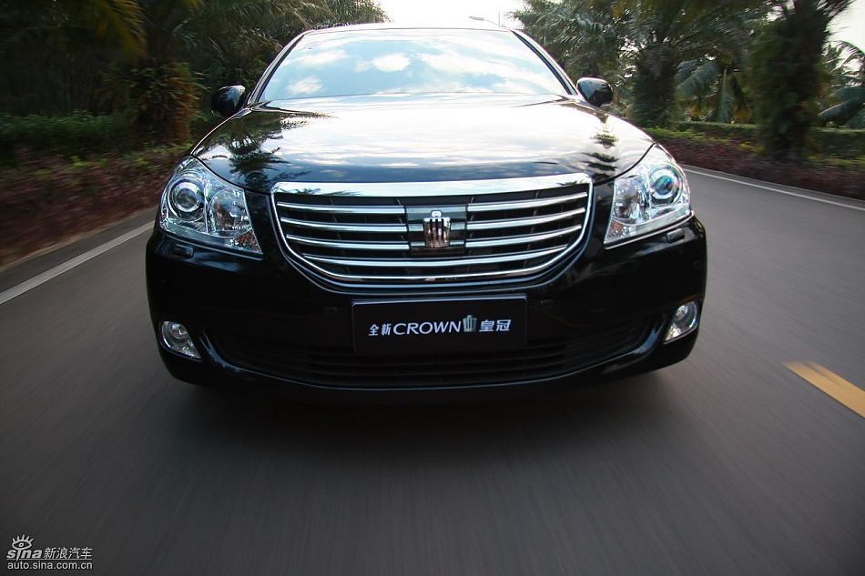 丰田新皇冠试驾实拍图动态