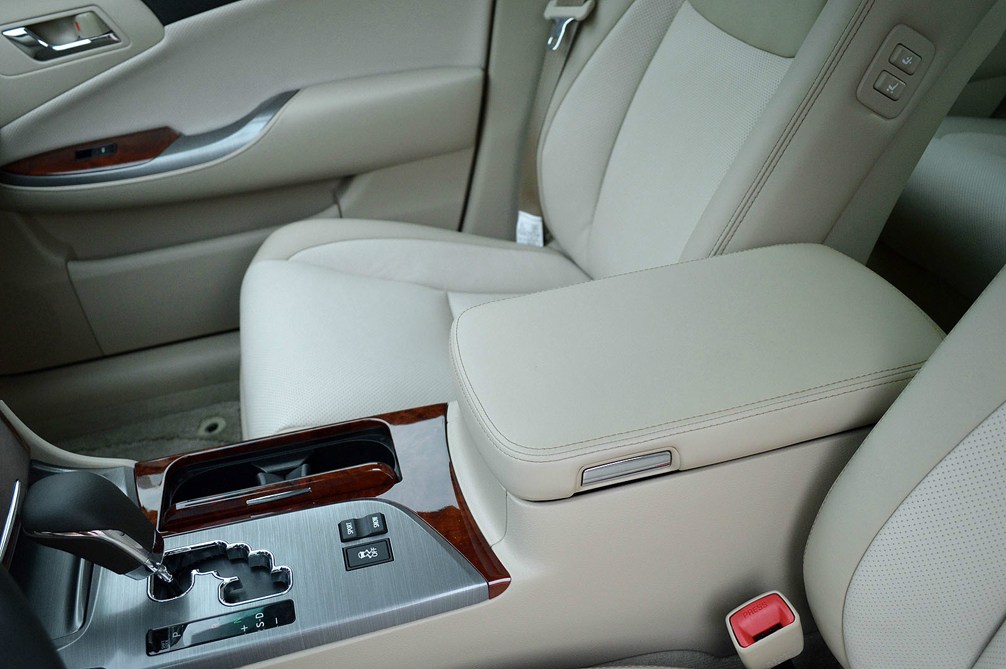 2012款 V6 2.5L AT Royal 内饰