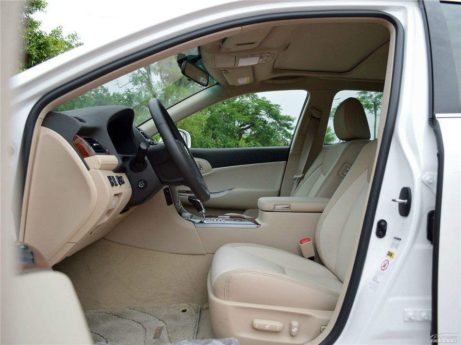 2012款 V6 2.5L AT Royal 座椅空间
