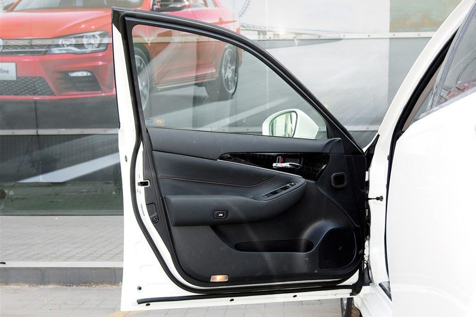 2015款 2.5L 时尚版 座椅空间